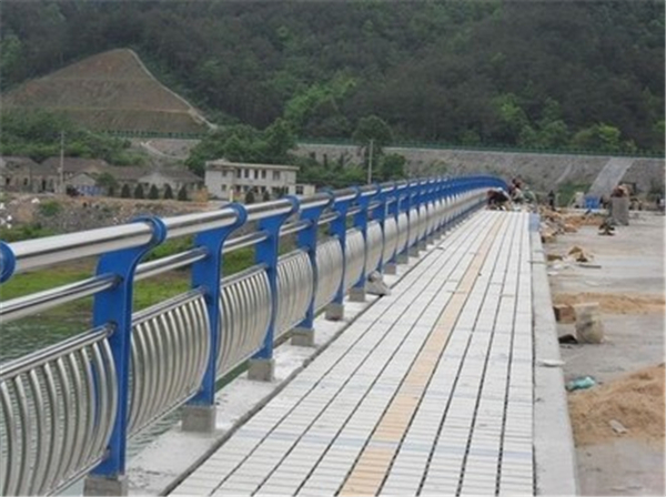 昭通不锈钢桥梁护栏的特性及其在现代建筑中的应用